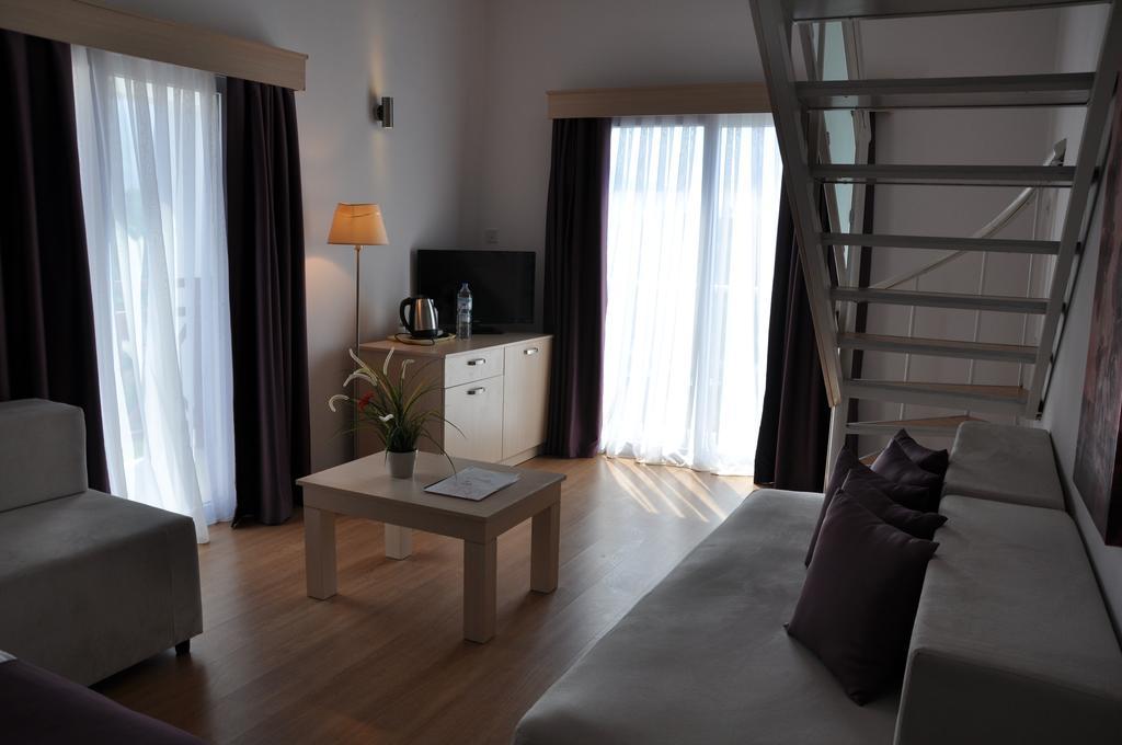 Manolya Hotel Lapithos  Luaran gambar